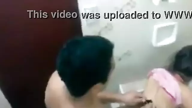 Türk adam tuvalette esmer hatunu sikişiyor.