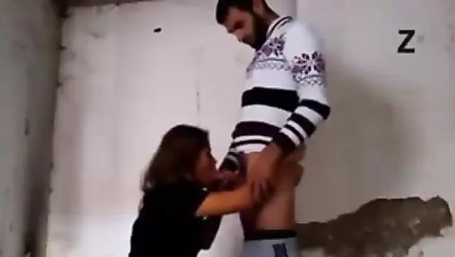 Bir Türk adam, Gulyuki'de yabancı bir kadının karısıyla ağızdan seks yaptı.