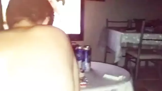 Dolgun hatlara sahip Türk kadın, komşusuyla ateşli bir seks yapıyor.