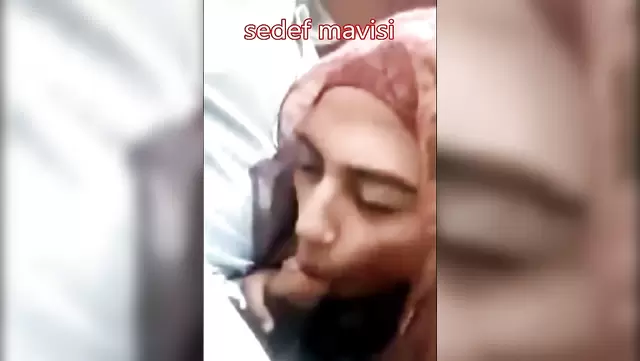 Türk hatun, adama güzel bir oral çekiyor.