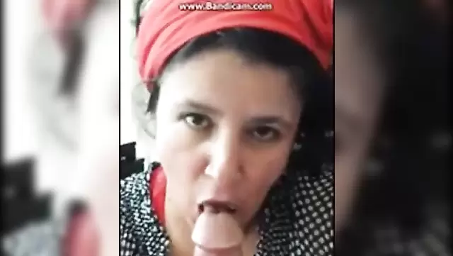 Türk adam, olgun komşusuna sikle muamele ediyor.