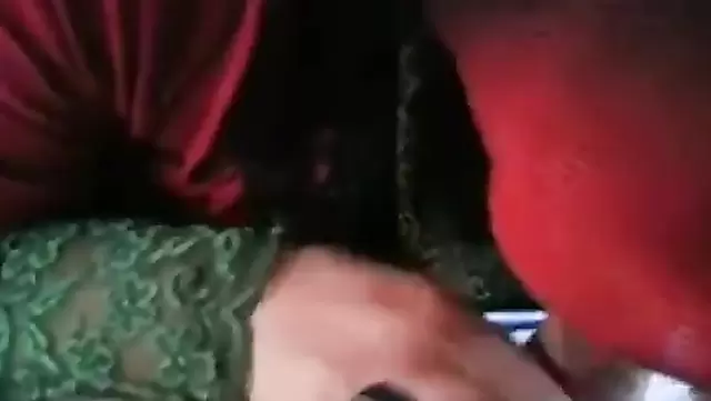 Türk hatun komşuya ağızla zevk veriyor.